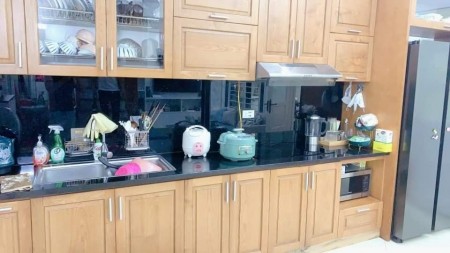 Bán nhà nguyên căn đẹp rẻ Lạc Long Quân Cầu Giấy, dt 30m2, 5 tầng, mt 5m, giá 4.1 tỷ, lh 0975513371