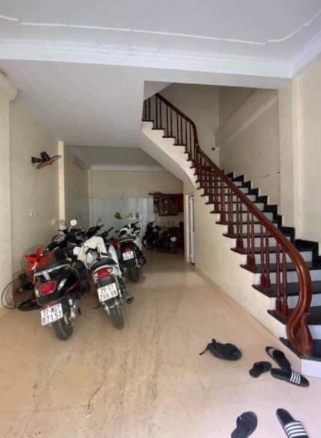 Bán nhà Nam Từ Liêm, gara ô tô vào đường rộng dt 42m2, 4 tầng, mặt tiền rộng, giá nhỉnh 4 tỷ