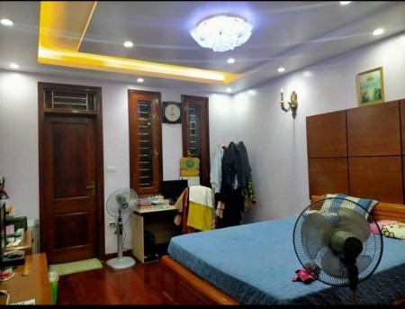Bán nhà Trần Thái Tông phố Vip, khu trung tâm thương mại Cầu Giấy gara ô tô, dt 47m2 giá 5.5 tỷ