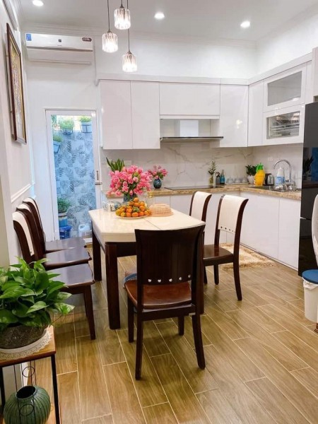 Bán nhà cạnh hồ Văn Chương, diện tích sử dụng 43m2 giá 4 tỷ, sổ đỏ chính chủ vuông vắn