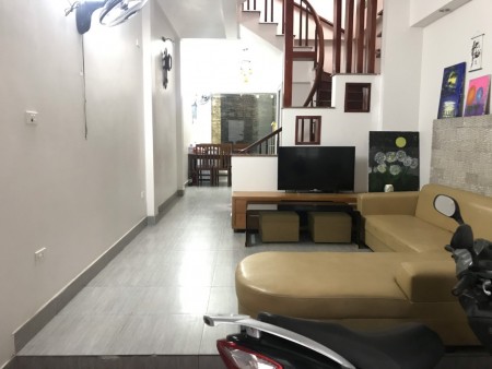 Bán nhà Nguyễn Văn Cừ, nhà đẹp gần phố, diện tích sử dụng 38m2, giá chỉ có 2 tỷ hơn
