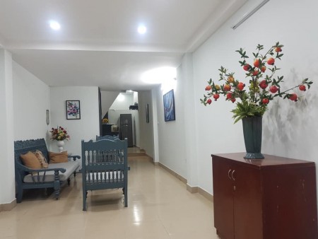 Bán nhà Bát Khối, diện tích sử dụng 30m2, giá bán 2.6 tỷ, liên hệ 0988465746, sổ sẵn chính chủ