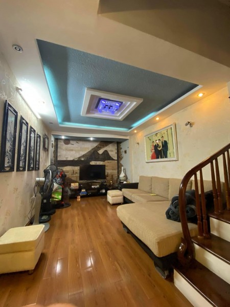 Nhà Nguyễn Ngọc Vũ diện tích 45m2 5 tầng giá 5.5 tỷ Cầu Giấy, tặng nội thất cao cấp