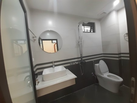 Bán nhà 30m2, 4 tầng, giá 4 tỷ, ngõ Đồng Nhân, nhà đẹp mới kính koong tặng nội thất xịn