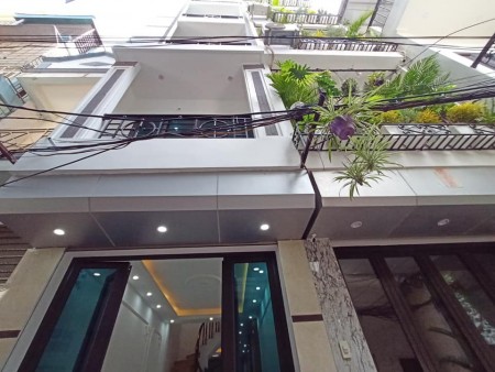Bán nhà siêu phẩm nhà ngã tư Sở, Quận Đống Đa, có sân chơi, thiết kế đẹp, còn mới nguyên