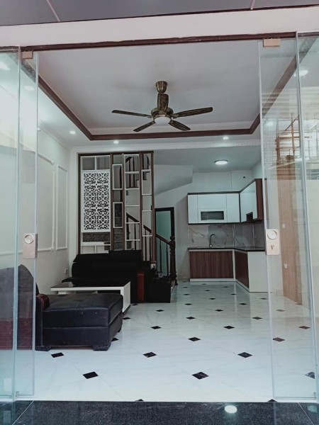 Bán nhà mặt ngõ Nguyễn Khang dt 55m2, 5 tầng đúc cho thuê 50 triệu/tháng giá 6.5 tỷ 0902224679