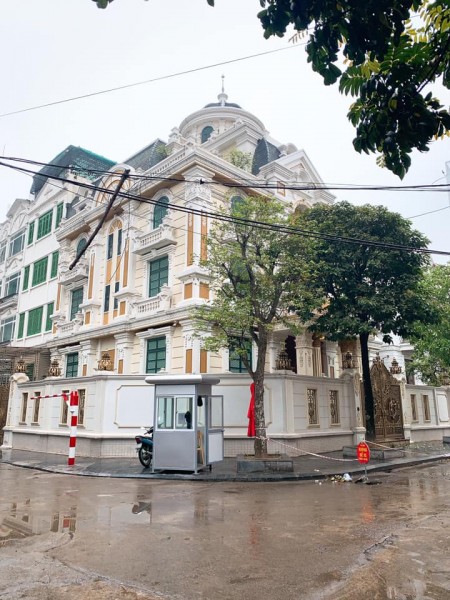 Biệt Thự Trung Kính lô gốc nội thất sang trọng thang máy dt 290m2 gara rộng giá 76 tỷ