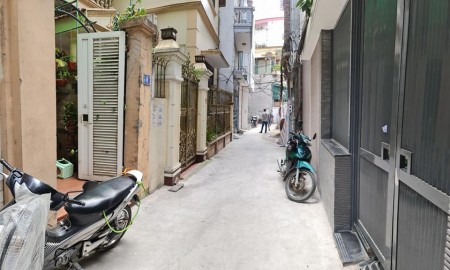Bán nhà ngõ Cầu Giấy thông Nguyễn Khang, dt 40m2, 5 tầng, mặt tiền 3m, giá 4.23 tỷ lh 0975513371