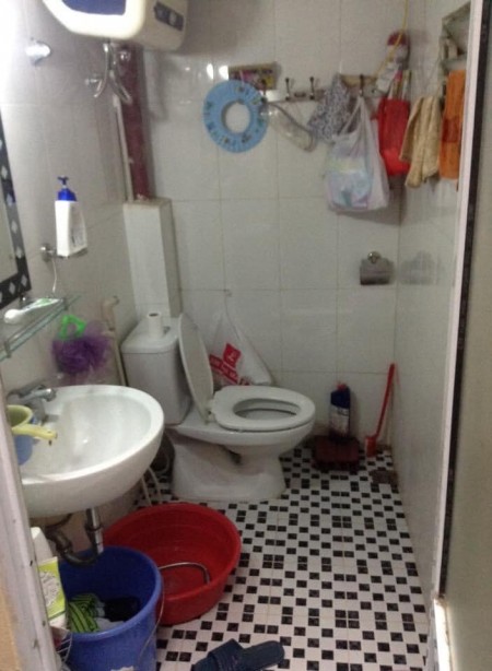 Bán nhà nguyên căn đúc kiên cố 2 tầng, dt 51m2, giá 2.7 tỷ, Định Công, Hoàng Mai, gần phố