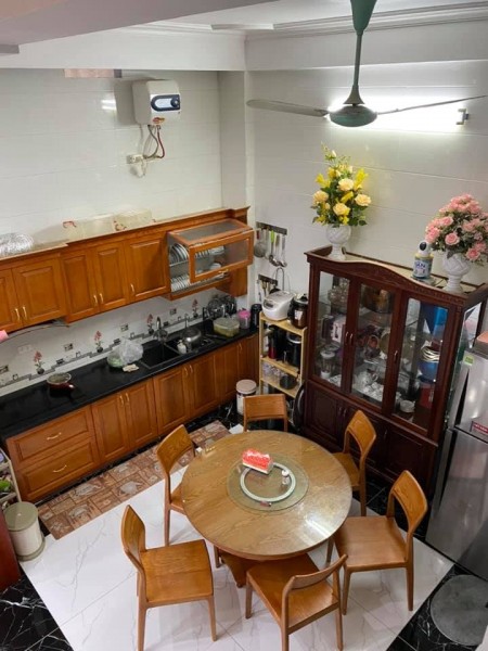 Bán Nhà Hoàng Quốc Việt - Cầu Giấy, 5 Tầng, Nhà Đẹp ở Sướng 28m2, giá bán nhnah 2,8 tỷ