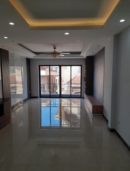 Long Biên Hồng Tiến trong nhà có gara thang máy 20m ô tô tránh giá nhỉnh 5 tỷ