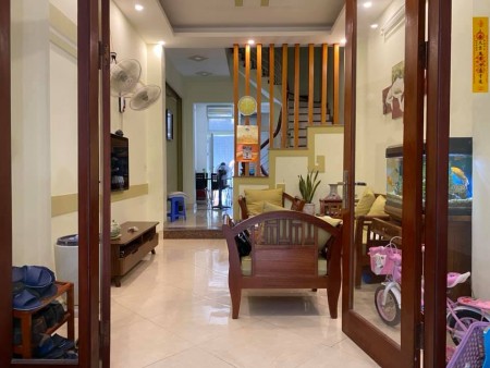 Bán nhà Phạm Văn Đồng giá bán 3.05 tỷ, diện tích 40m2, 5 tầng, gần Vincom Bắc Từ Liêm