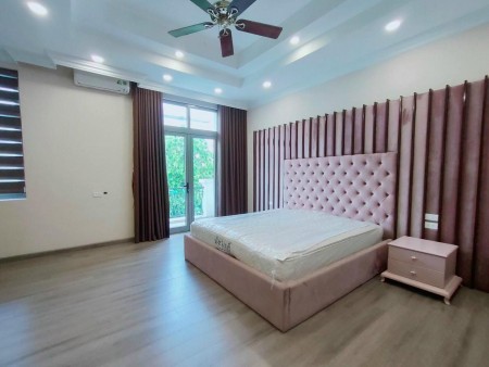Bán nhà Ngô Gia Tự, diện tích 55m2, 3 tầng, giá 2 tỷ 9, mặt tiền 6,5m. Nhà đẹp long lanh.