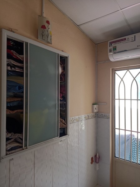 Bán nhà 1 trệt 2 lầu, hiện đang cho thuê 5.5 triệu/tháng, giá bán 1.65 tỷ, liên hệ 0386372900
