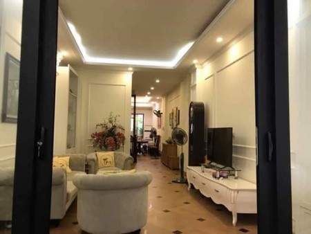 Phân lô gara ô tô 7 chỗ thang mày, trung tâm Quận Càu Giấy tiện làm văn phòng công ty