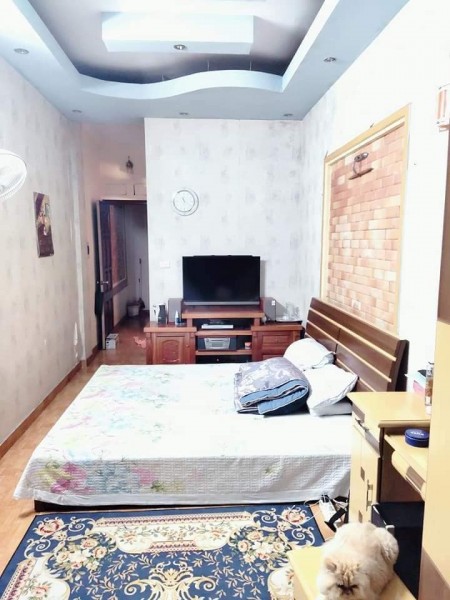 Bàn nhà đẹp nhất ngõ Nguyễn Khang, dt 35m2, mặt tiền 3m, giá bán 3.9 tỷ, lh 0975513371