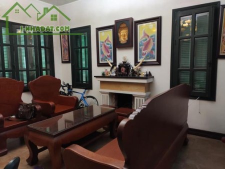 Bán biệt thự Ngọc Thụy, Long 160m2 x 3,5 tầng, Giá 10.5 tỷ, sân vườn để 2 Ô tô