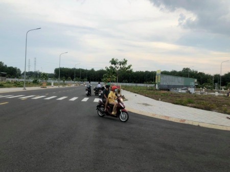 Bán gấp lô đất diện tích sử dụng 100m2, đường ĐT742 giá bán 890 triệu, sổ sẵn, sang tên ngay