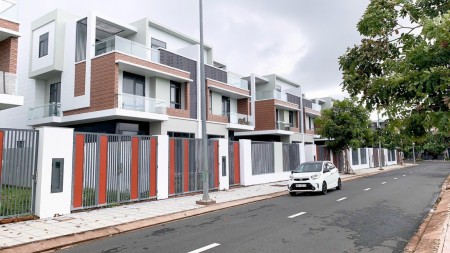 Biệt thự song lặp vị trí độc tôn trung tâm Rạch Giá, diện ích 10.5x24m 3 tầng Giá 5 tỷ xxx