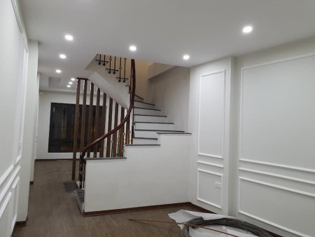 Cần bán gấp nhà 5 tầng, dt 45m2, Nguyễn Văn Cừ Long Biên, 2 mặt ngõ cực thoáng