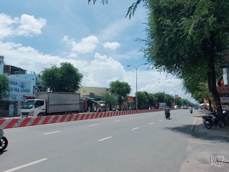 Nhà mặt tiền trung tâm Tân Phú, diện tích sử dụng 80m2, đường rộng 30m, giá bán 13.5 tỷ