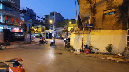 Bán nhà nguyên căn mặt phố Bùi Ngọc Dương kinh doanh ác liệt dtsd 43m2, giá chỉ 3.5 triệu