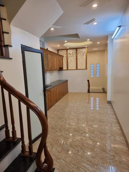 Bán Gấp Nhà Ngõ Rộng phố Nguyễn Khánh Toàn Quận Cầu Giấy dt 42m2, 5 tầng, nhỉnh 4 tỷ