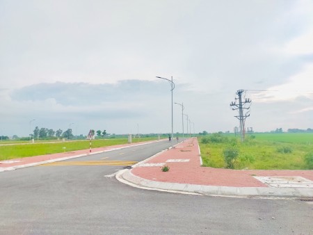 Em còn 2 lô duy nhất view vườn hoa. Hướng Bắc sổ đỏ. trung tâm thị trấn Vương - Tiên Lữ - Hưng Yên