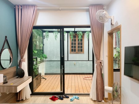 Bán nhà Hoàng Quốc Việt dtsd 37m2, giá bán 3.2 tỷ, đúc 5 tầng, sáng thoáng, ở ngay