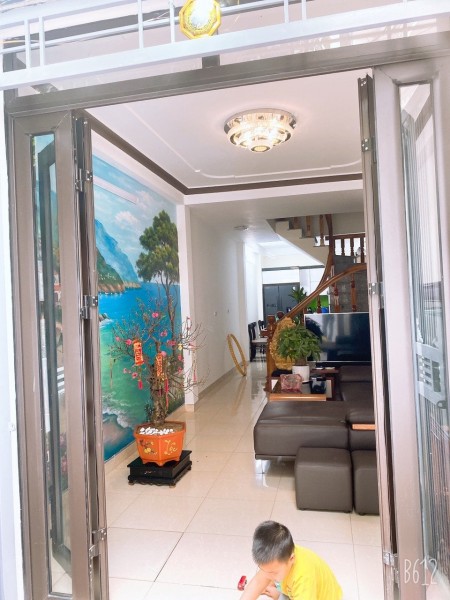 Bán nhà nguyên căn Tây Hồ hai mặt thoáng đúc kiên cố 5 tầng, giá đầu 2 tỷ, lhcc