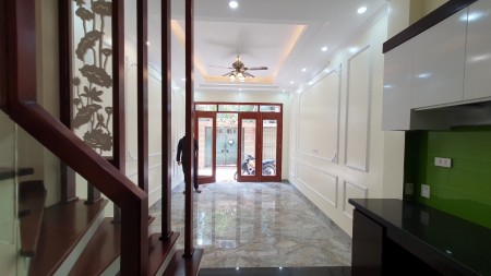 Bán nhà Lĩnh Nam lô góc ngõ rộng, gần oto, diện tích sử dụng 38mx5 tầng, giá 2.7 tỷ