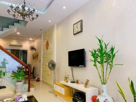 Bán gấp mùa dịch nhà Dương Quảng Hàm - Cầu Giấy lô góc diện tích 42m2, nhỉnh 4 tỷ