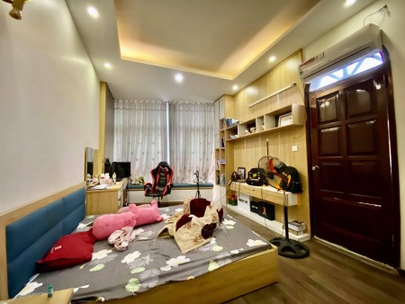 Bán gấp nhà trung tâm Hai Bà Trưng, bă mặt thoáng, ngõ ba gác, có sân để xe, giá hợp lí