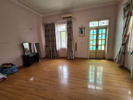 Cho thuê nhà nguyên căn Xuân Đỉnh diện tích sử dụng 110m2, 4 tầng, có sân rộng, 20 triệu/tháng