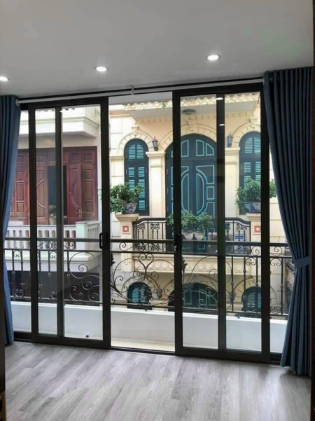 Cực hiếm nhà rộng 40m2, Nguyễn Văn Cừ, Quận Long Biên 5 tầng ô tô 7 chỗ ra vào thoải mái
