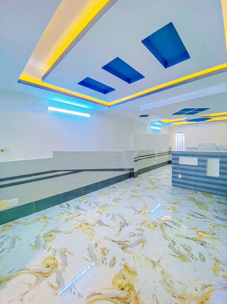 Bán nhà nguyên căn có thang máy, diện tích 4mx22,5m, vào ở liền 1 trệt, 2 lầu, sân thượng