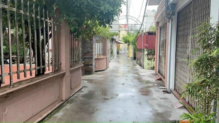 Chính chủ cần tiền bán gấp nhà 3.5 tầng, dt 42m2. ngõ rộng 4m. nhà trong ngõ Phương Lưu. Đông Hải 1