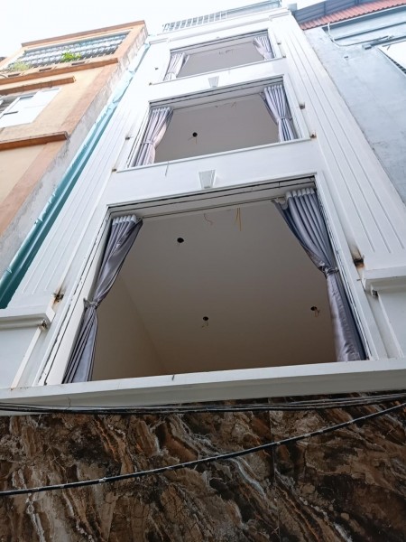 Bán nhà nguyên căn Việt Hưng, Quận Long Biên, phố đẹp, diện tích 33m2, 5 tầng, giá 2.5 tỷ