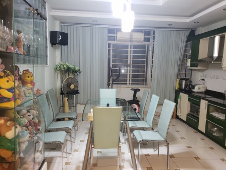 Bán nhà Hoàng Quốc Việt, dt 44m2, giá bán 3.75 tỷ, tặng nội thất, vài bước ra phố lớn