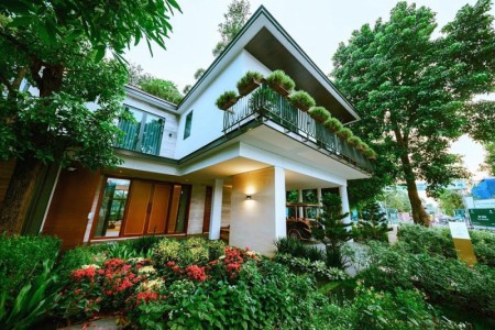 Bán biệt thự sân vườn giữa lòng Cầu Giấy hiện đại, dtsd 160m2, 17 tỷ LH: 0942516382