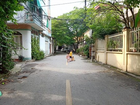 Bán nhà phường Việt Hưng gần phố dân xây diện tích sử dụng 30m2 giá bán nhỉnh 2 tỷ
