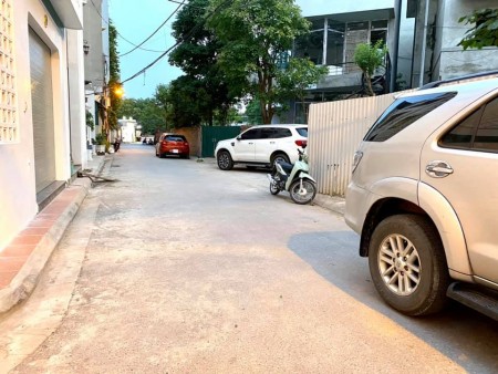 Bán đất Ngọc Thụy giá 42 triệu/m2 vị trí đẹp ngõ thông ô tô tải mặt tiền khủng diện tích 100m2