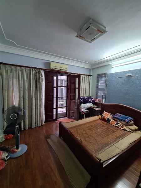 Nhà đẹp trung tâm Cầu Giấy dt 55m2 5 tầng mặt tiền 4.5m lô góc, kinh doanh, giá 6.4 tỷ