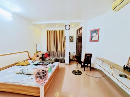 Cần bán nhanh nhà nguyên căn Lâm Du, Quận Long Biên, dtsd 35m2, 4.5 tầng giá 3 tỷ