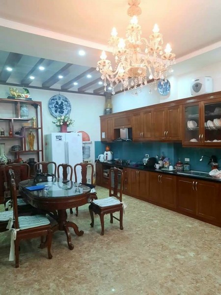 Bán nhà Nguyễn Khang 4 tầng mặt tiền 5m giá 4,1 tỷ khu dân trí cao, tiện ích xung quanh đủ