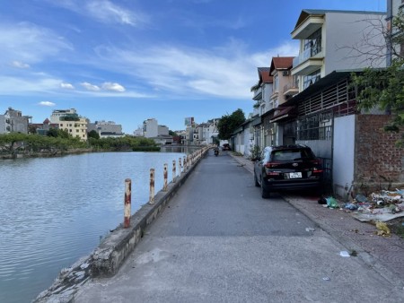 Bán nhà 3,5 tầng view mặt hồ Đầm Tranh, Cự Khối, ô tô vào tận nhà, giá 4.2 tỷ thượng lượng