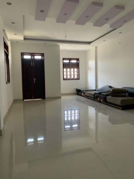 Nhà rộng rãi, hẻm xe hơi tránh. Khu Chợ Vải Phú Thọ Hòa giá bán 4,9 tỷ, vị trí đẹp, đúc 2 tầng