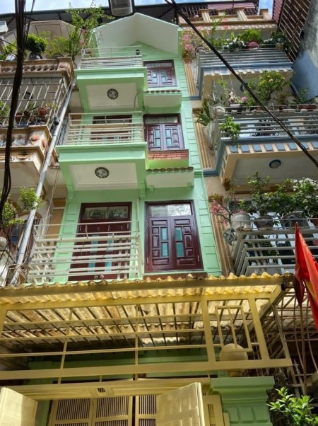 Bán gấp nhà Phố Hào Nam, cửa sổ các phòng, tặng nội thất trên 300 triệu gỗ Xoan Đào,DT 54 m2