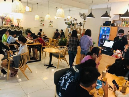 Sang quán cà phê FUGA Coffee & Tea, hỗ trợ nhân viên và công thức pha chế thời gian đầu