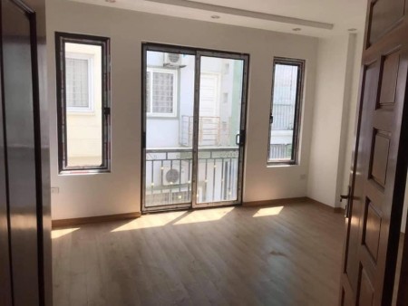 Bán nhà Lạc Long Quân, 5 tầng dt 47m2, gara 3 bước ra hồ Tây, ngõ thông tứ tung, giá 7 tỷ hơn